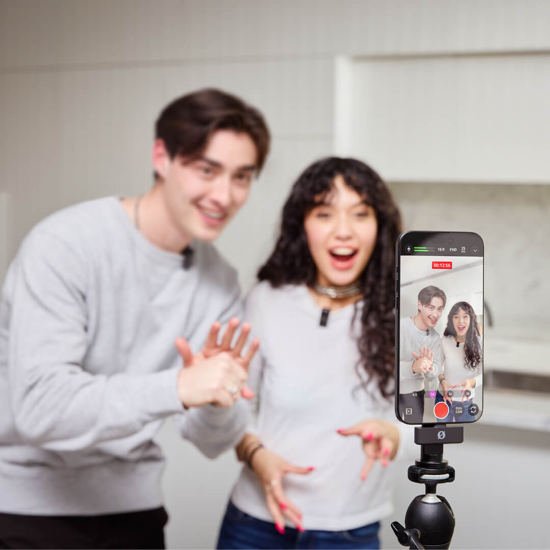 两人使用iPhone搭配无线麦克风进行录制