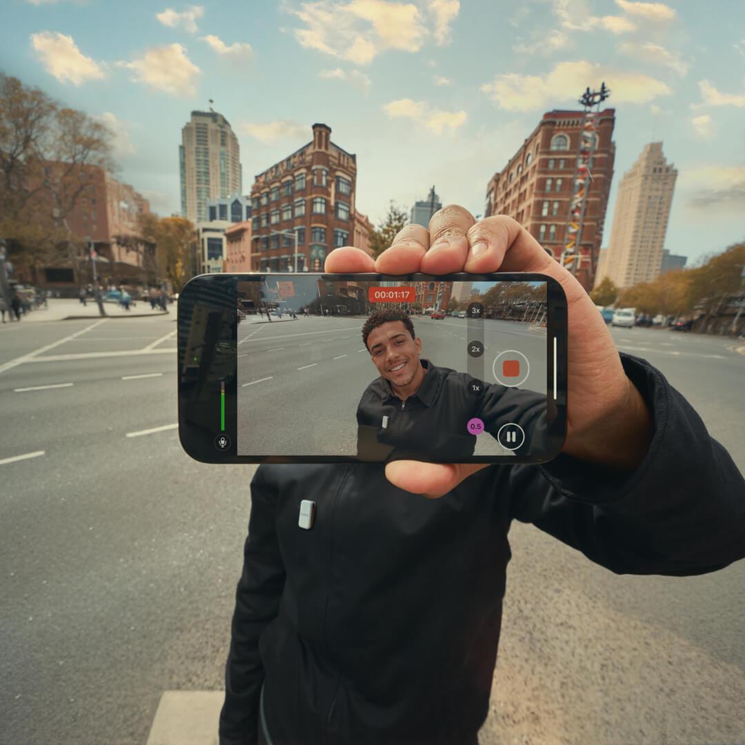 男士使用无需接收器、连接至iPhone的无线麦克风